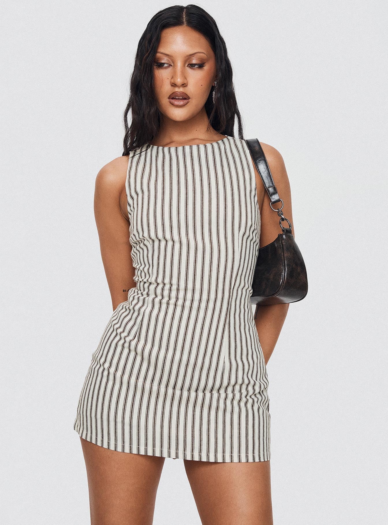 Mia – Getailleerde Mini zomerjurk Met Streeppatroon En Rechte Hals