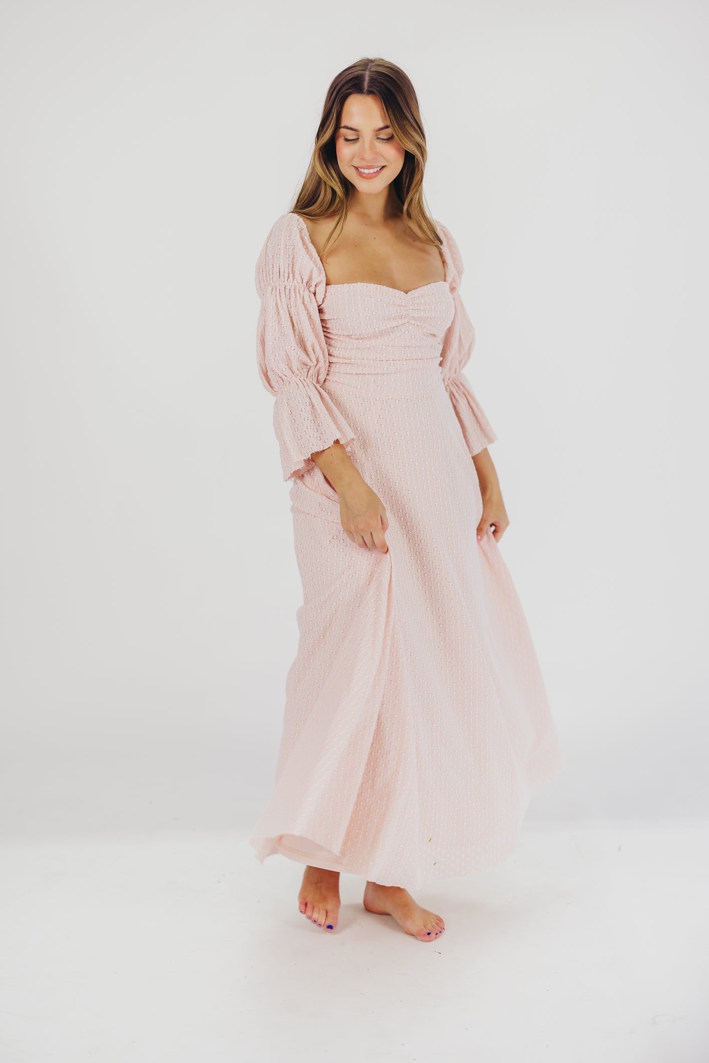 Maisie – Rusches maxi jurk met hartvormige hals en elastische taille