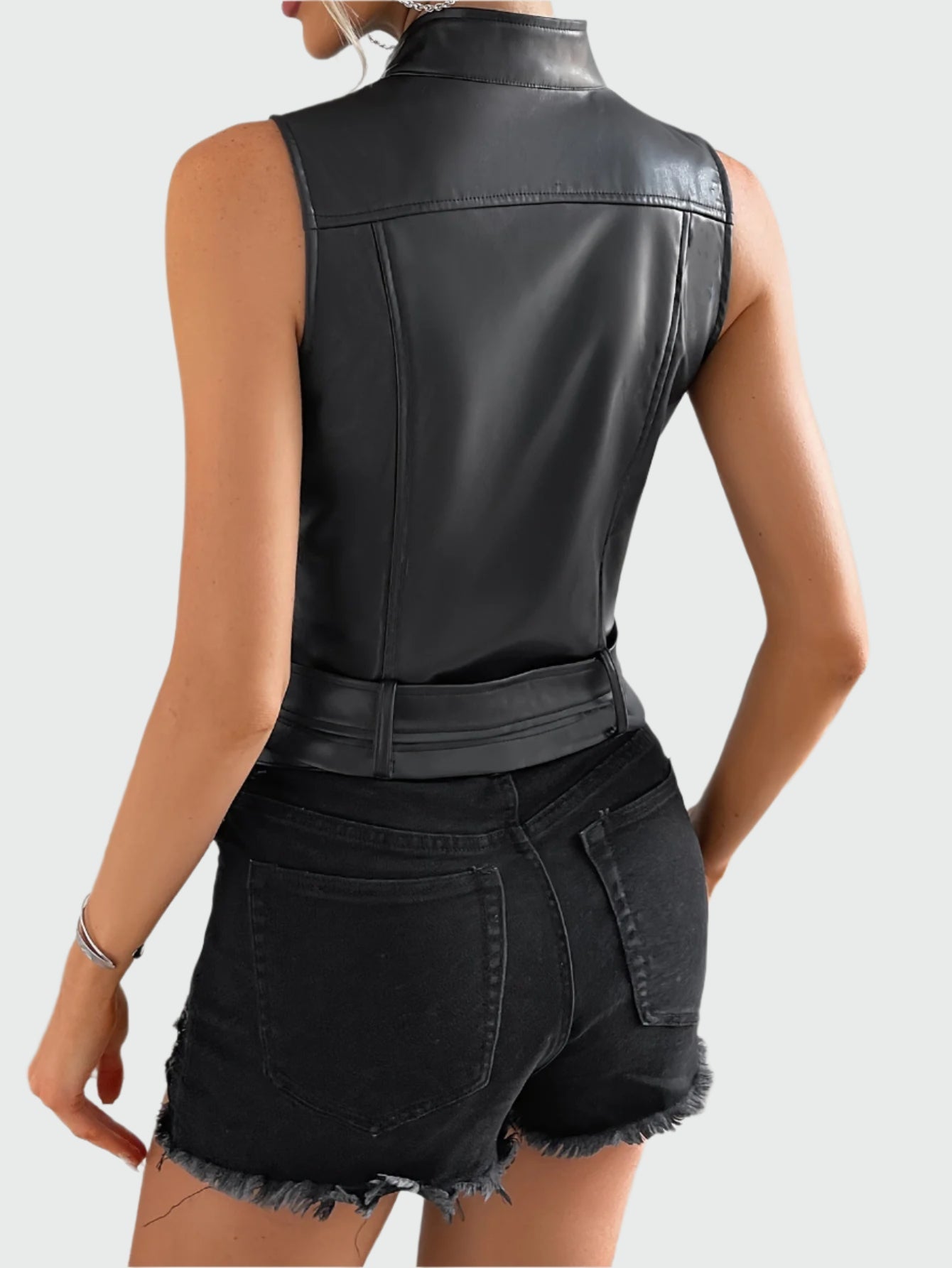 Elin – leren vest met getailleerde pasvorm en riem
