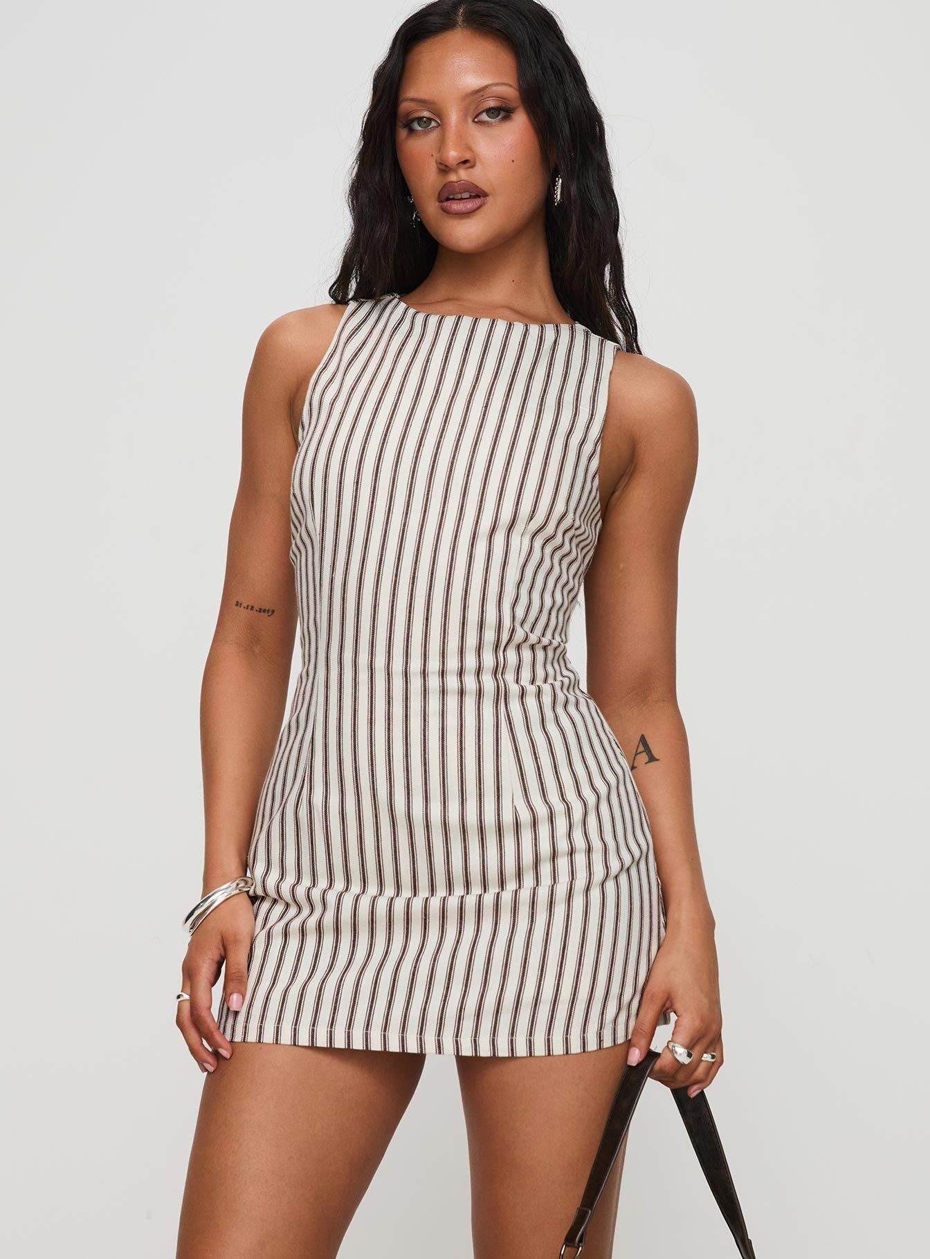 Mia – Getailleerde Mini zomerjurk Met Streeppatroon En Rechte Hals