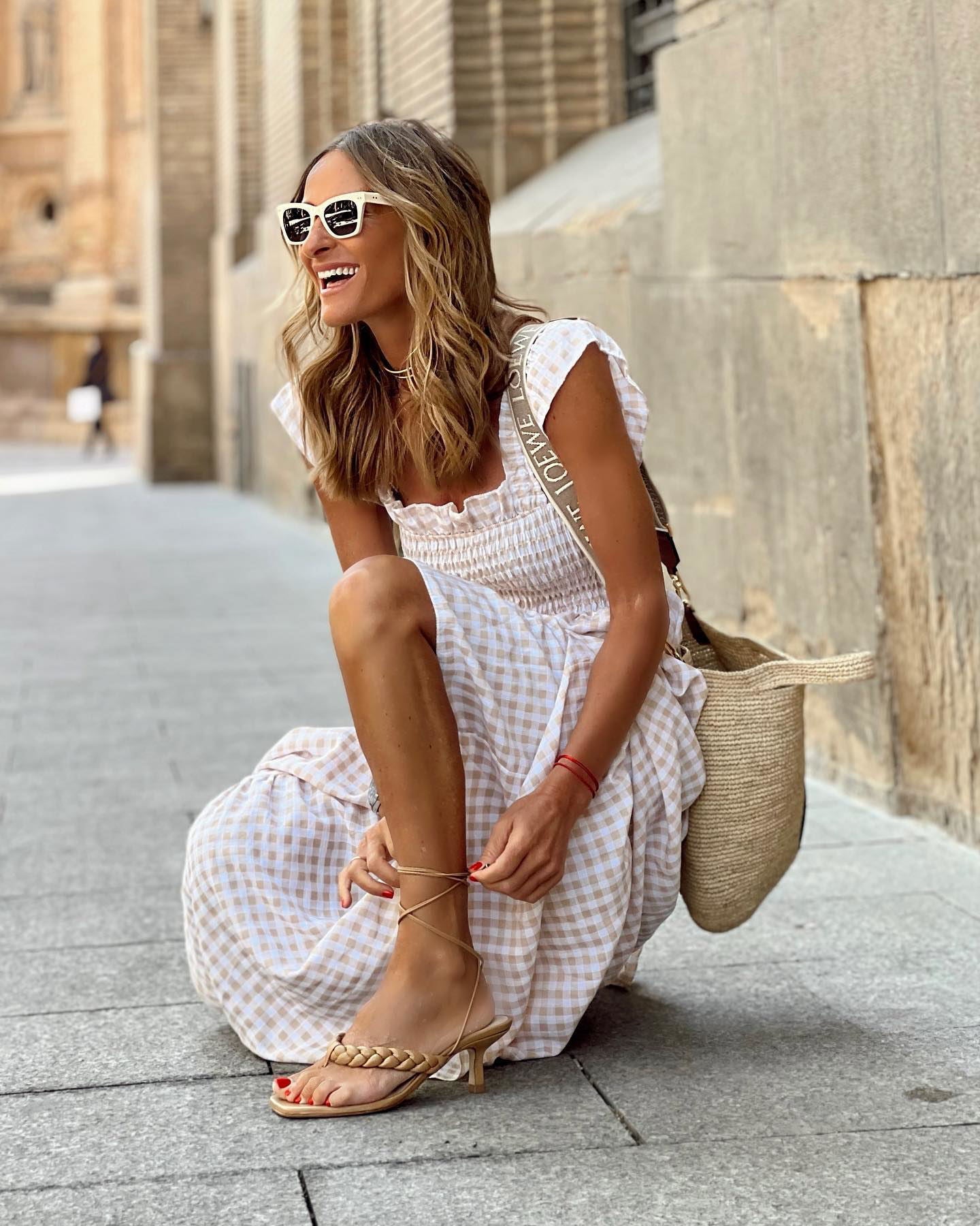 Elena – Geruite maxi-jurk met gesmokte taille en speelse ruffle mouwen