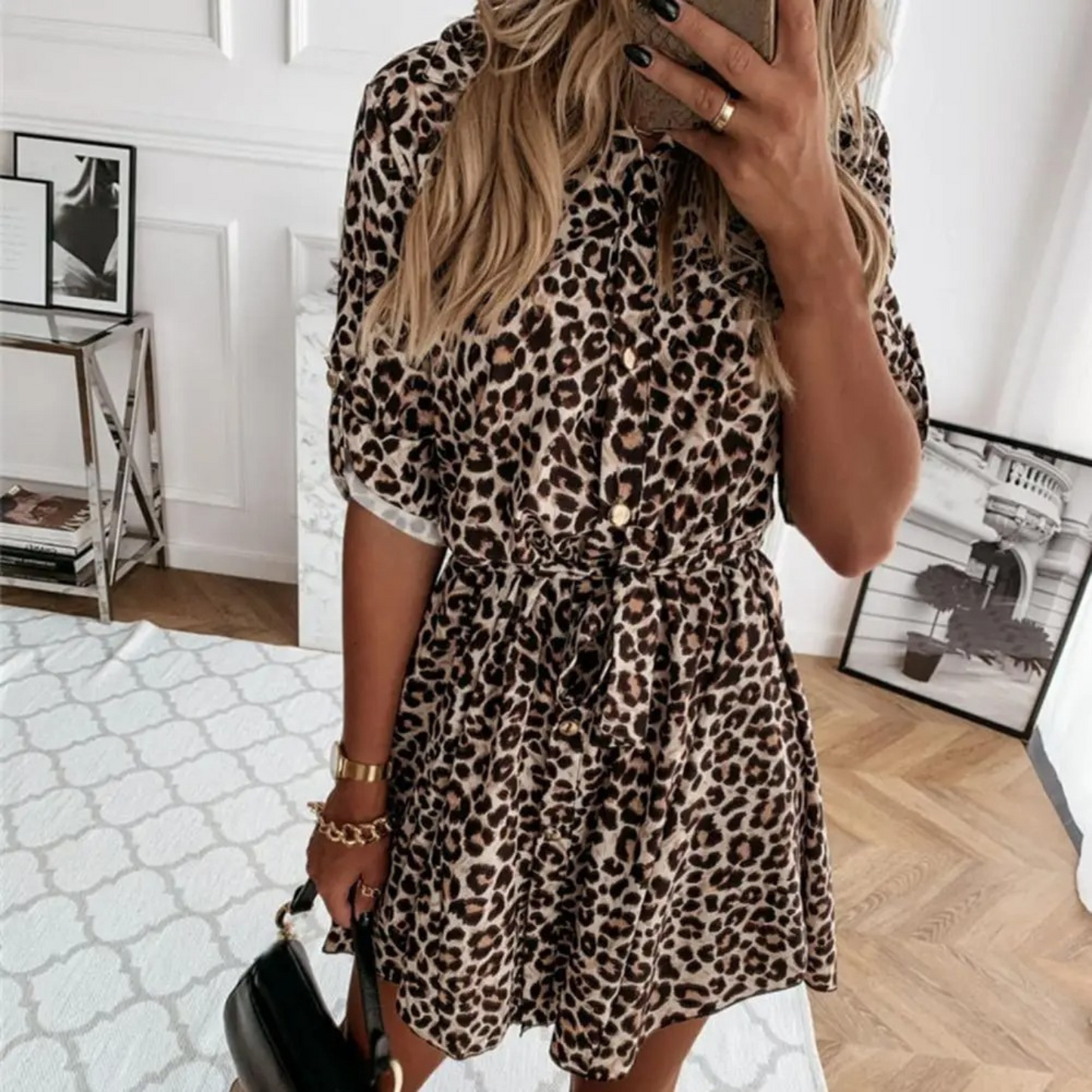Sanne – Luidpaard print midi zomerjurk met getailleerde pasvorm en korte mouwen