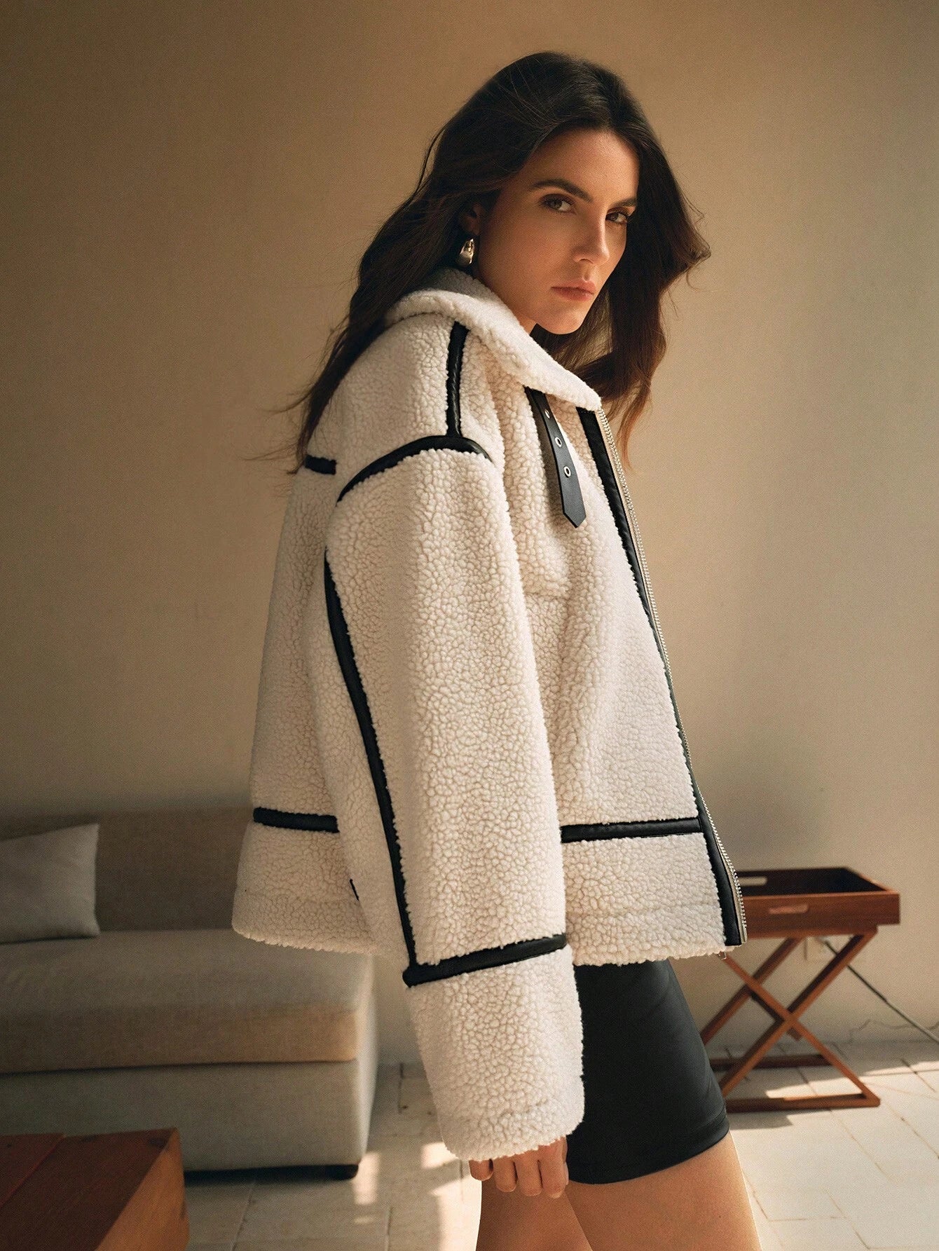 Nova – oversized jas van pluche stof met ritssluiting en moderne afwerking