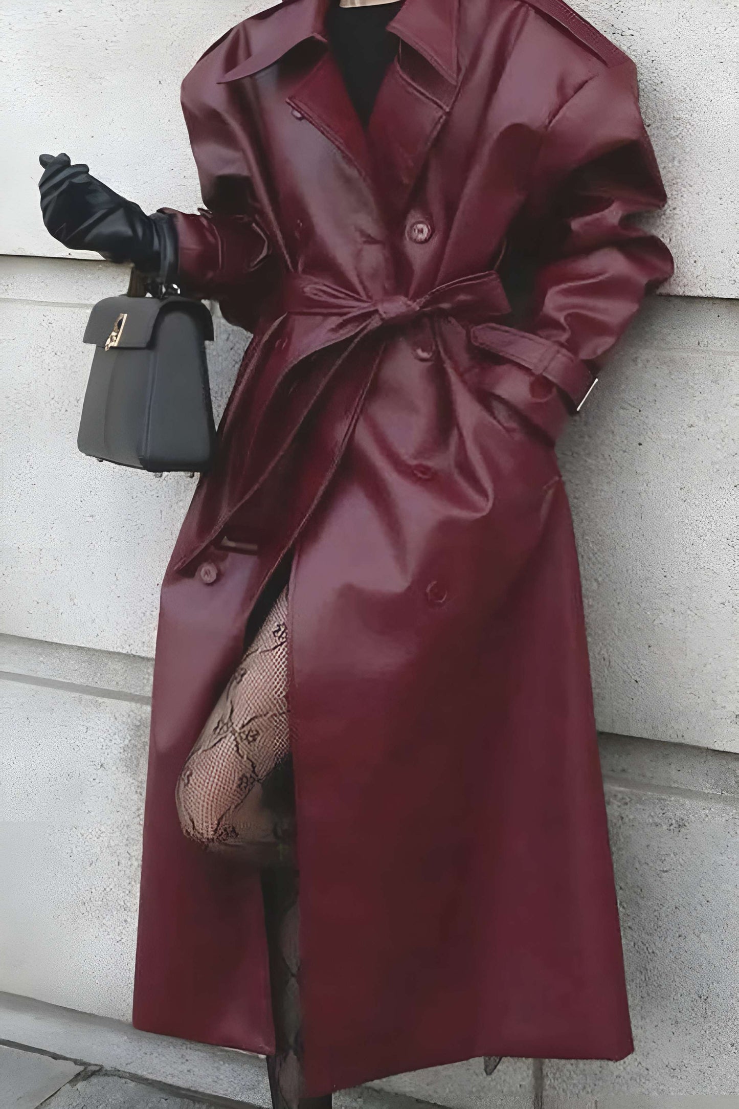 Crimson – faux leren trenchcoat in bordeaux met ceintuur en zakken