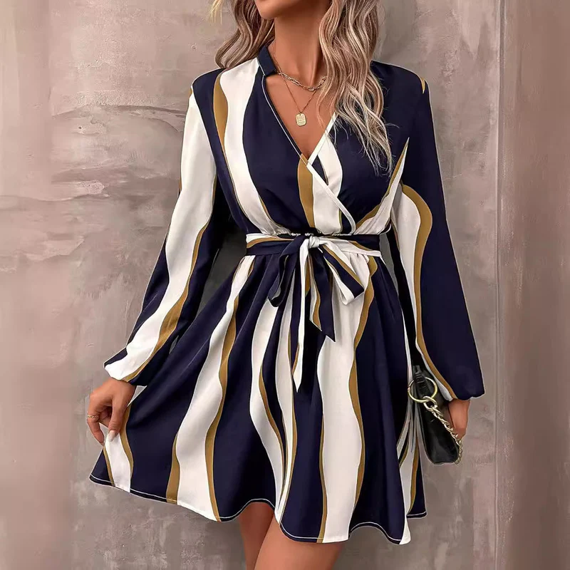 Maud – wikkeljurk met abstracte print en lange mouwen