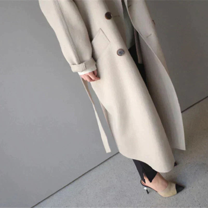 Yvonne – lange trenchcoat met smalle kraag en ceintuur