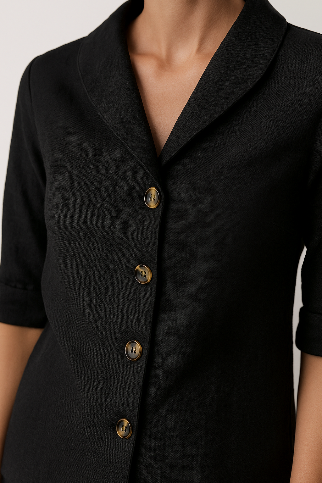 Sophie – Linnen Blouse Met V-hals En Parelknopen