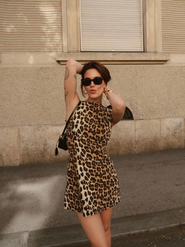 Naomi – Aansluitende panterprint mini-jurk met hoge hals en stretch