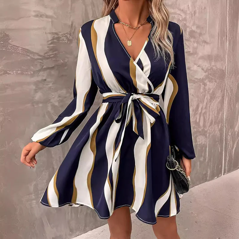 Maud – wikkeljurk met abstracte print en lange mouwen