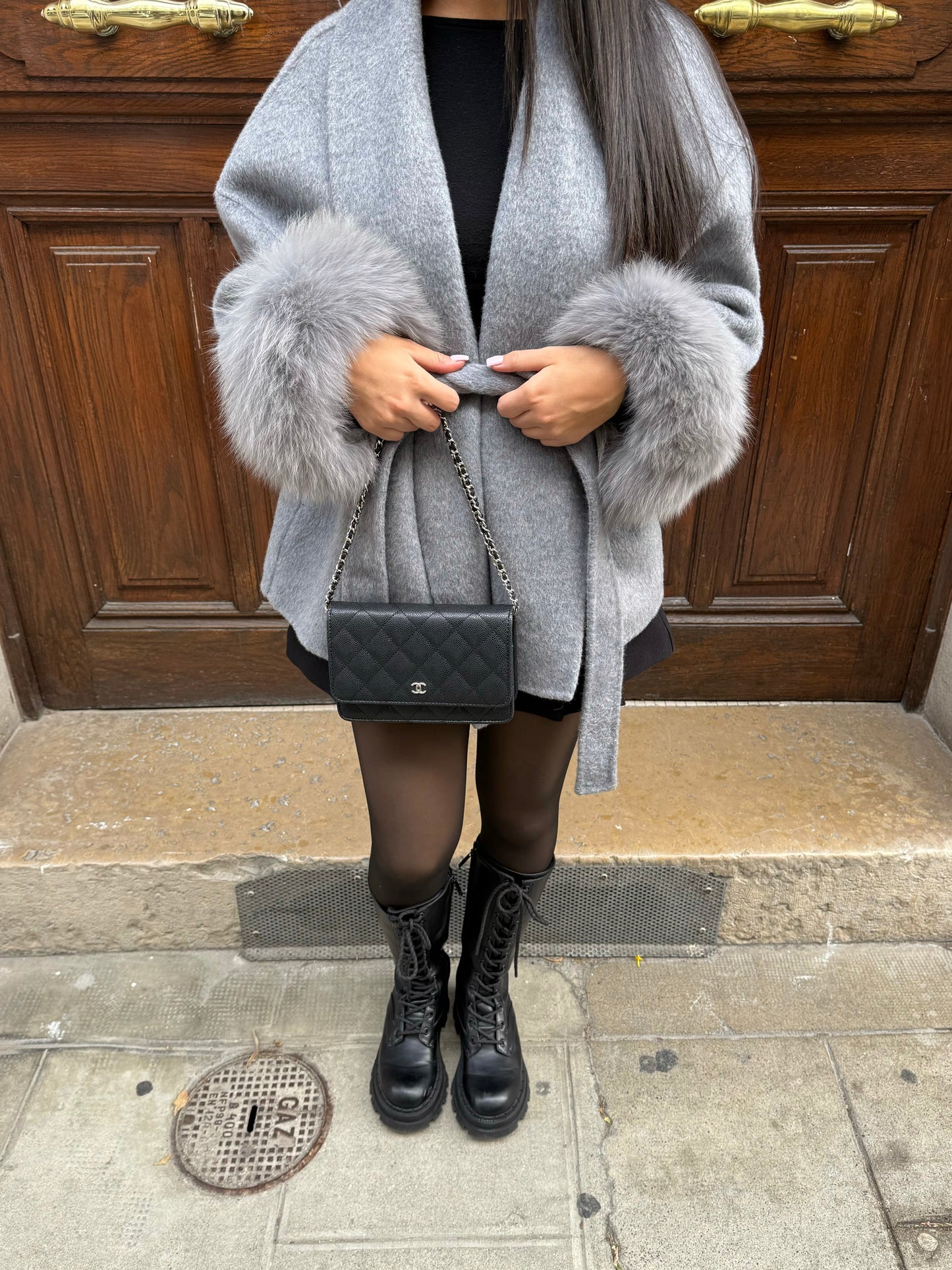 Livia – wollen jas met faux fur mouwen en strikceintuur