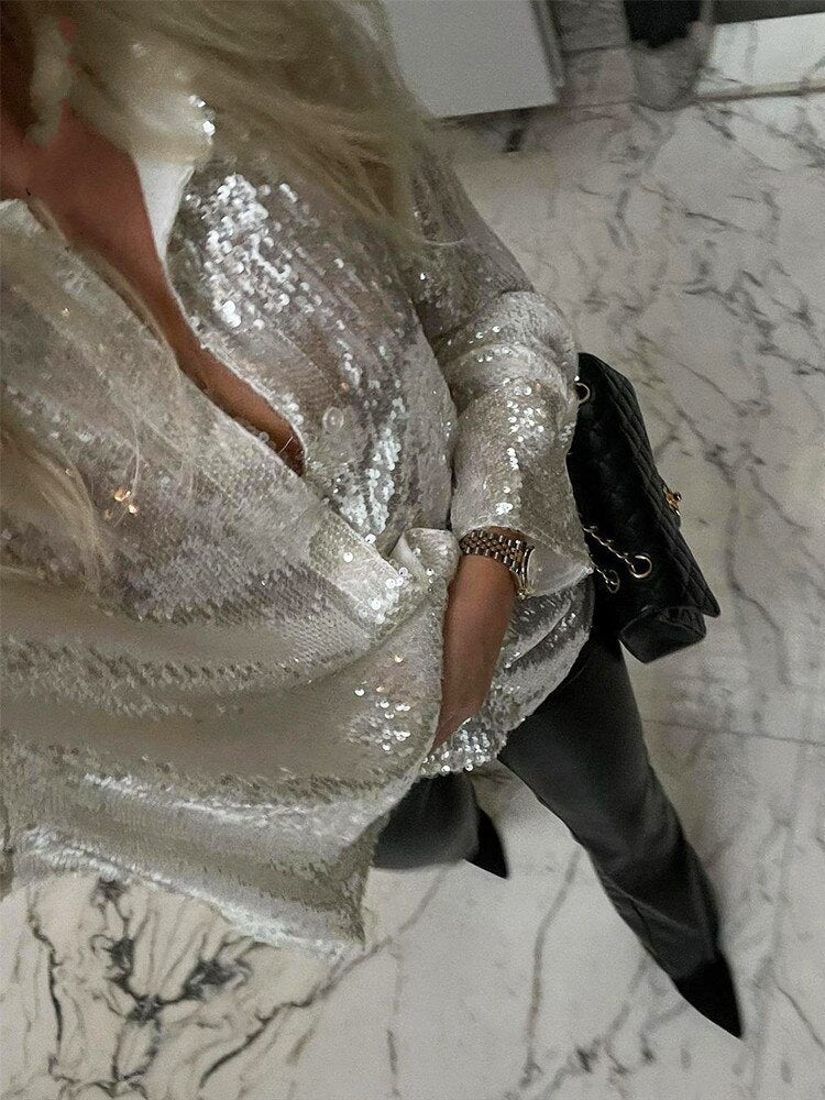 Sofie – Witte oversized blouse met zilveren glansdraad en ronde zoom