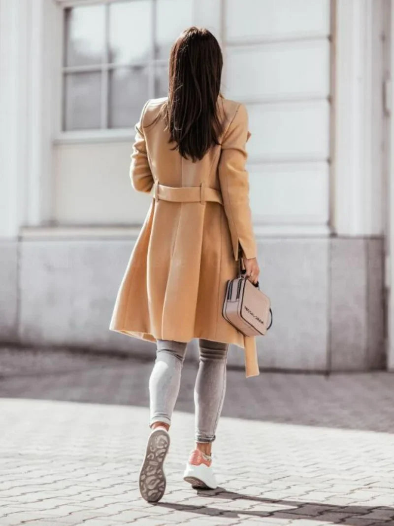 Emilia – trenchcoat met dubbele striksluiting en getailleerd silhouet