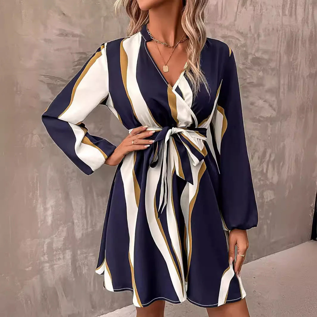 Maud – wikkeljurk met abstracte print en lange mouwen
