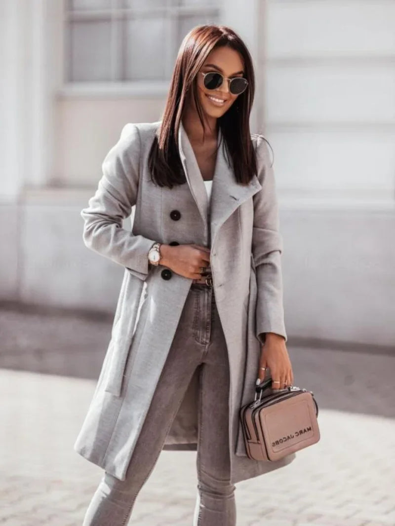 Emilia – trenchcoat met dubbele striksluiting en getailleerd silhouet