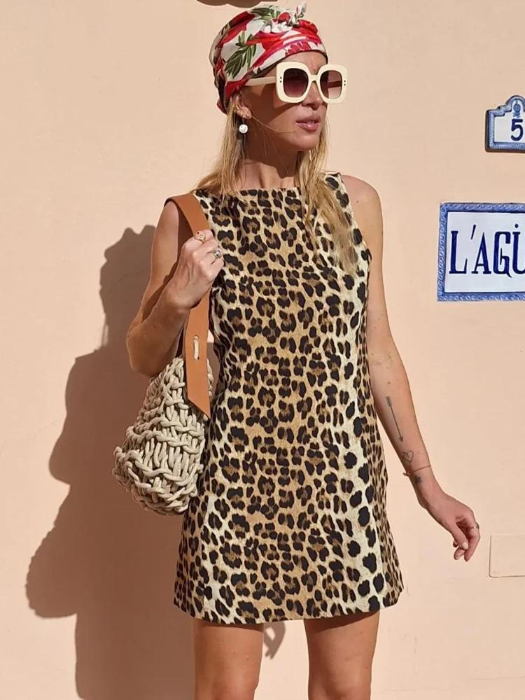 Naomi – Aansluitende panterprint mini-jurk met hoge hals en stretch