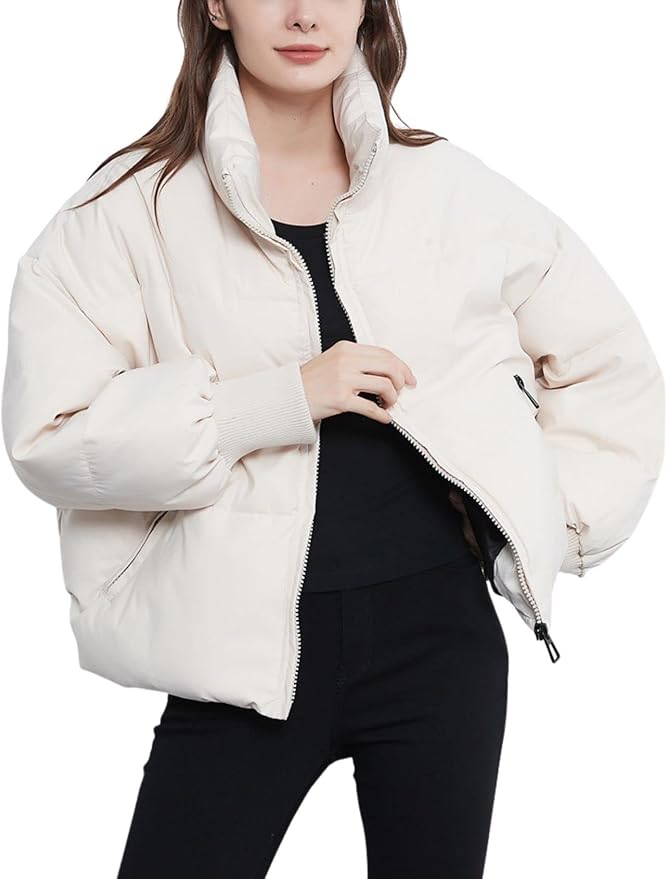 Blush – pastelroze puffer jas met hoge kraag en relaxte pasvorm