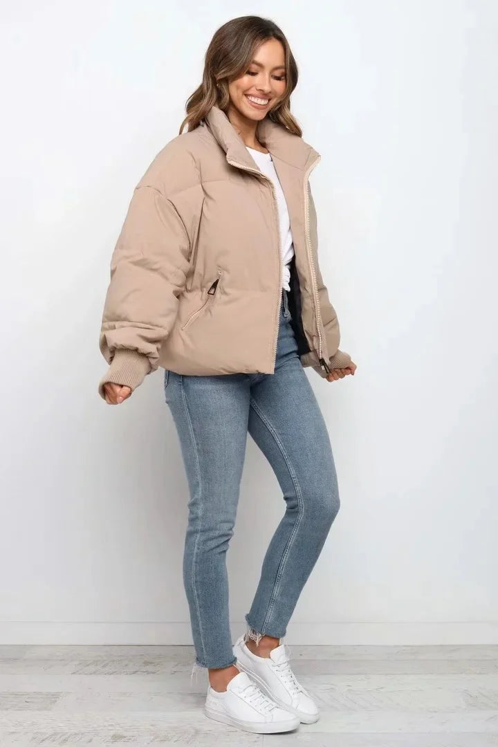 Blush – pastelroze puffer jas met hoge kraag en relaxte pasvorm