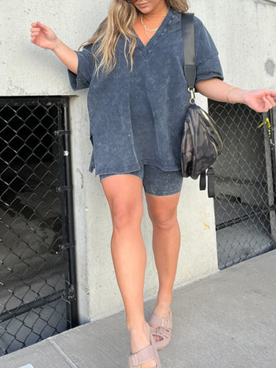 Sanne – Casual dames set met V-hals shirt en biker short