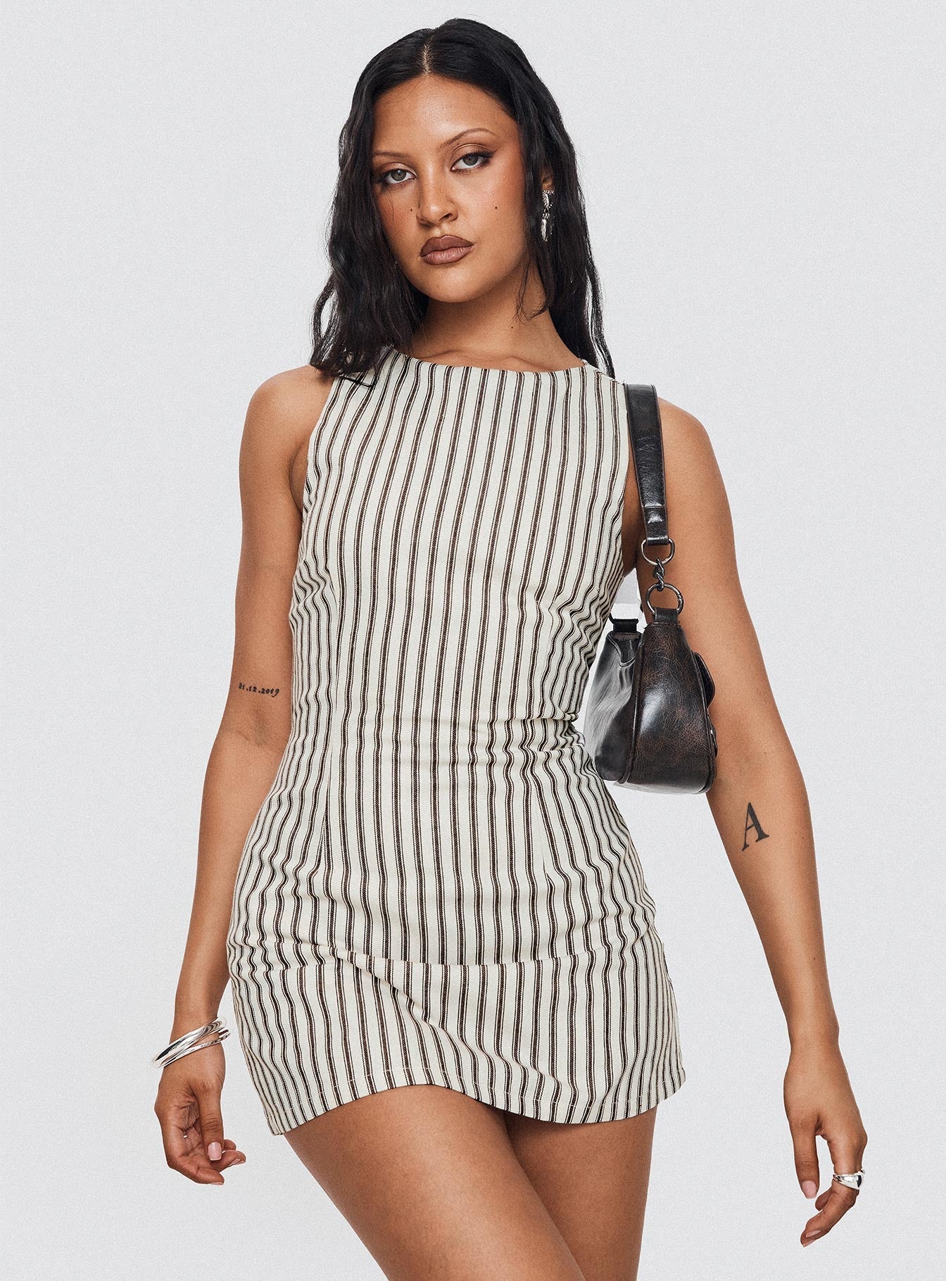 Mia – Getailleerde Mini zomerjurk Met Streeppatroon En Rechte Hals