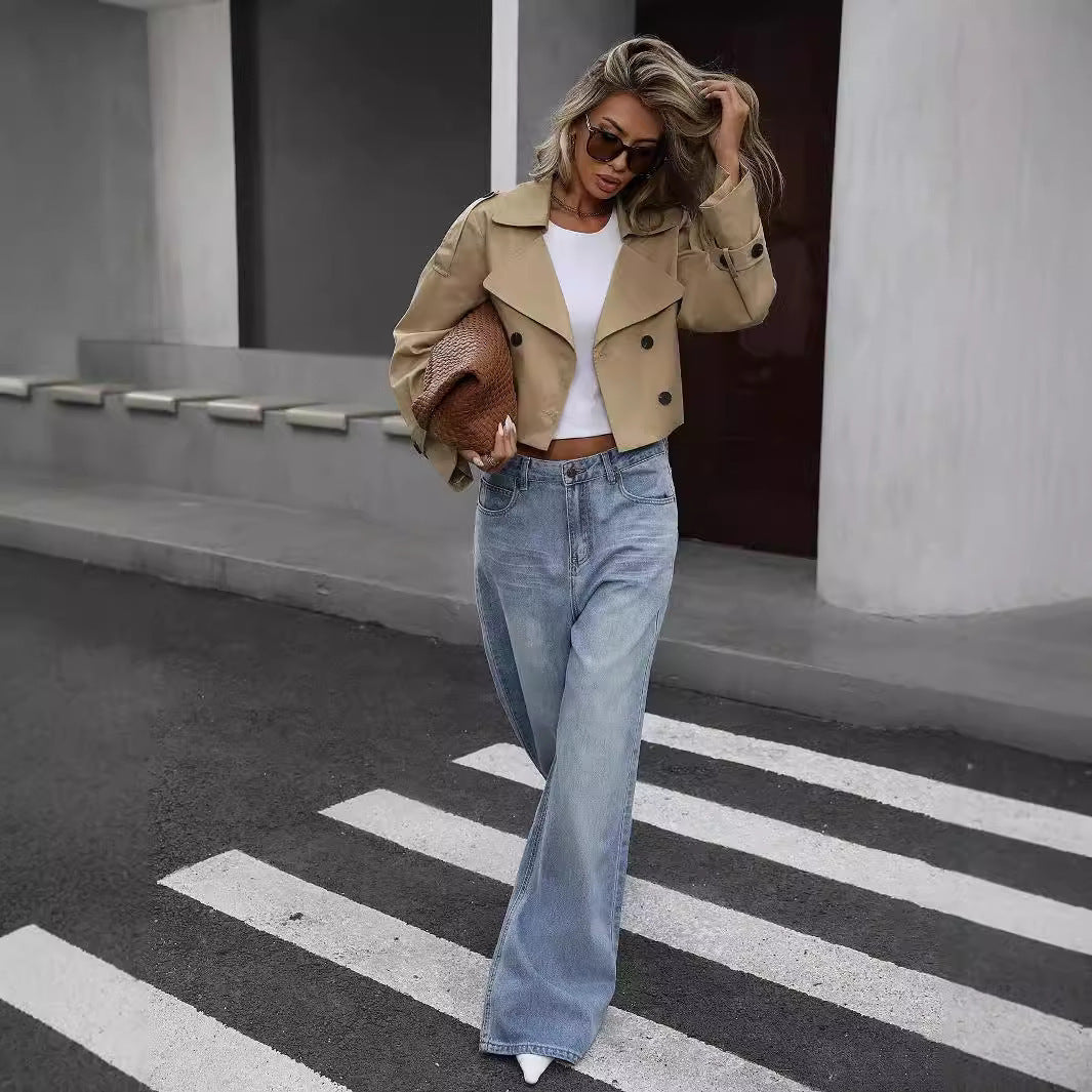 Eline – korte beige trenchcoat met ceintuur en stormflap