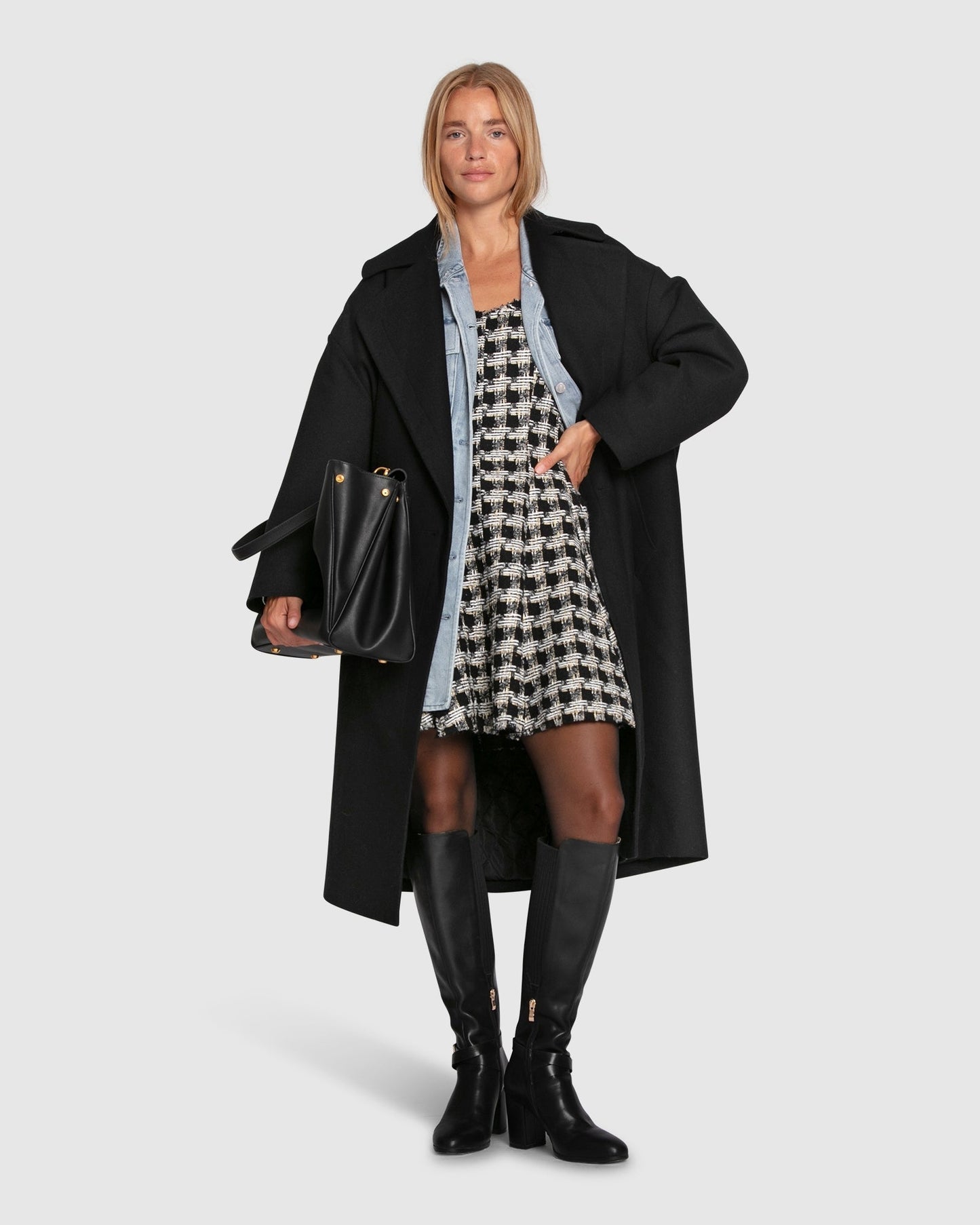 julia – zwarte lange trenchcoat met ceintuur en rechte snit