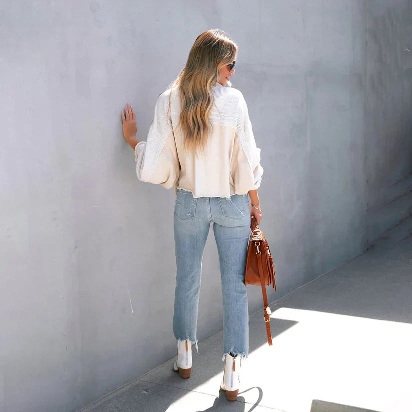 Alina – Cropped denim jacket met gerafelde zoom en getailleerde pasvorm