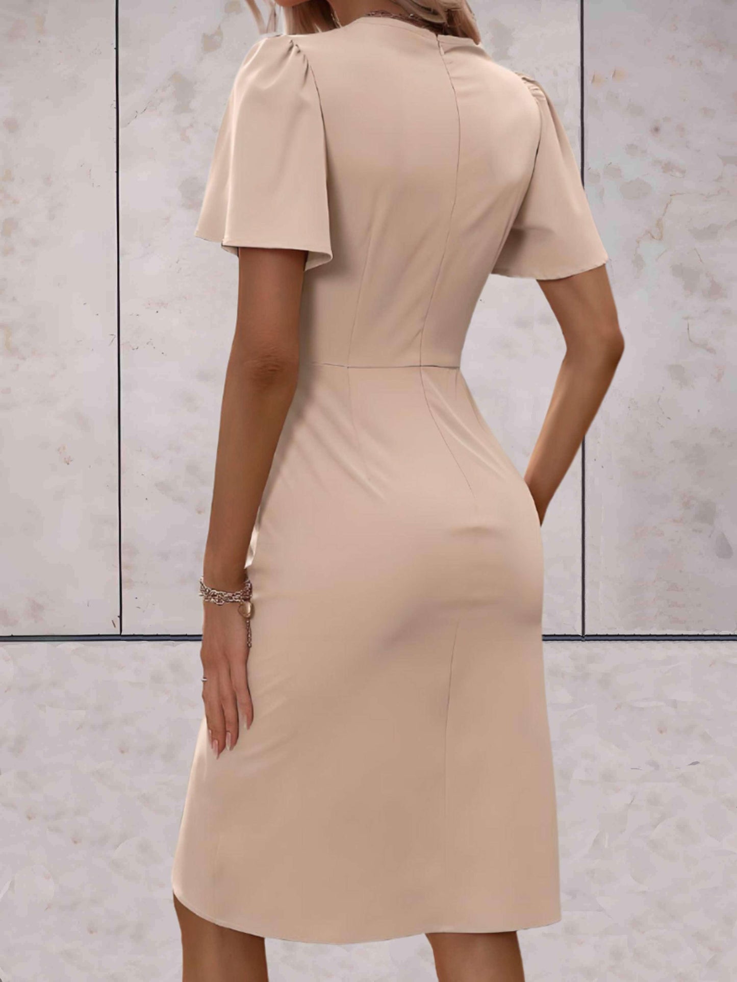 Sophia – Beige bloemenprint jurk met lange mouwen en ceintuur