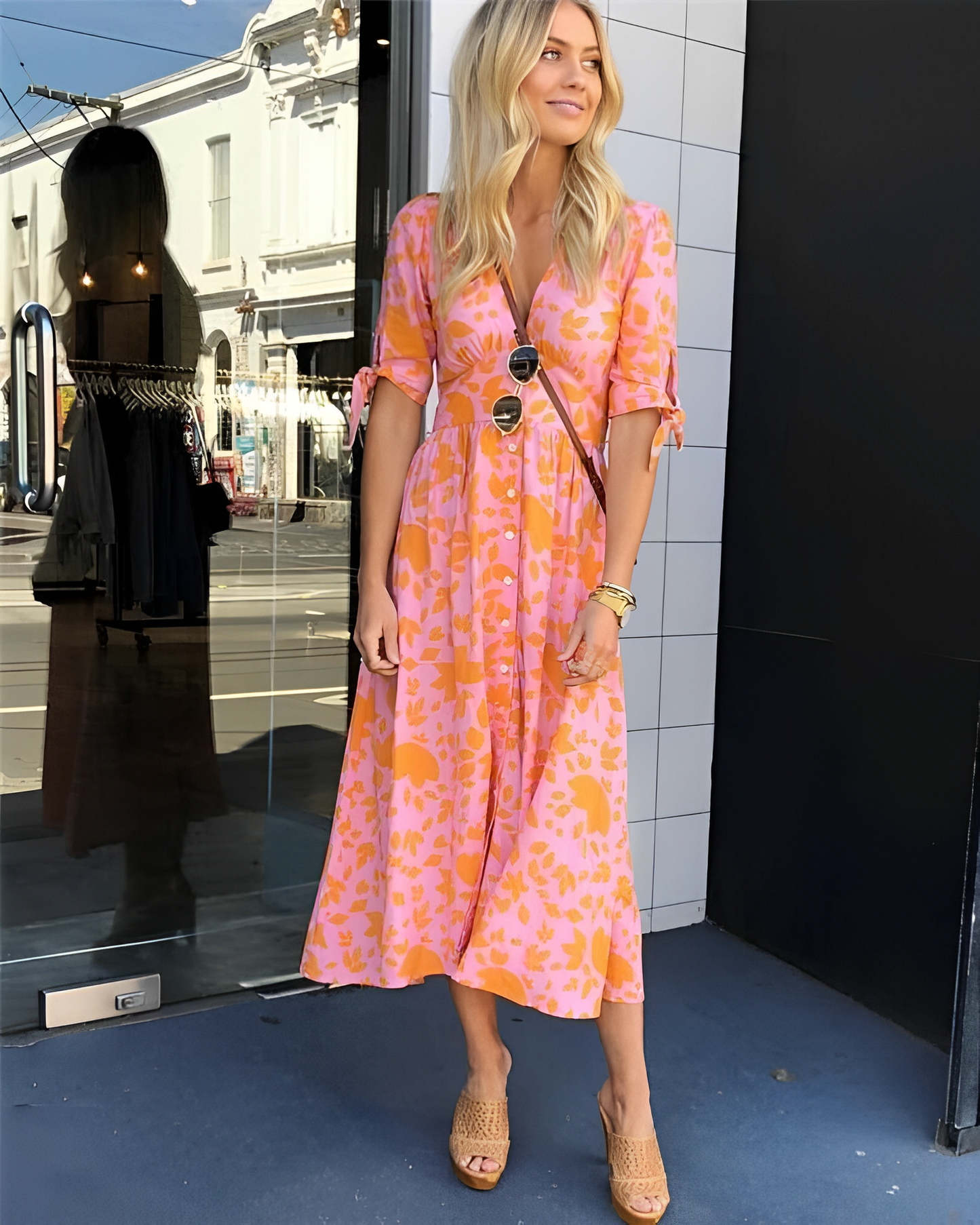 Gigi – Oranje midi jurk met elegant ontwerp en geraffineerde details