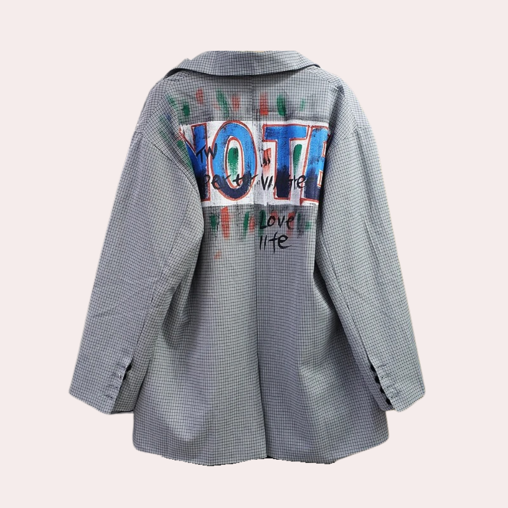 Bente – oversized damesblazer met tekstopdruk en relaxte pasvorm