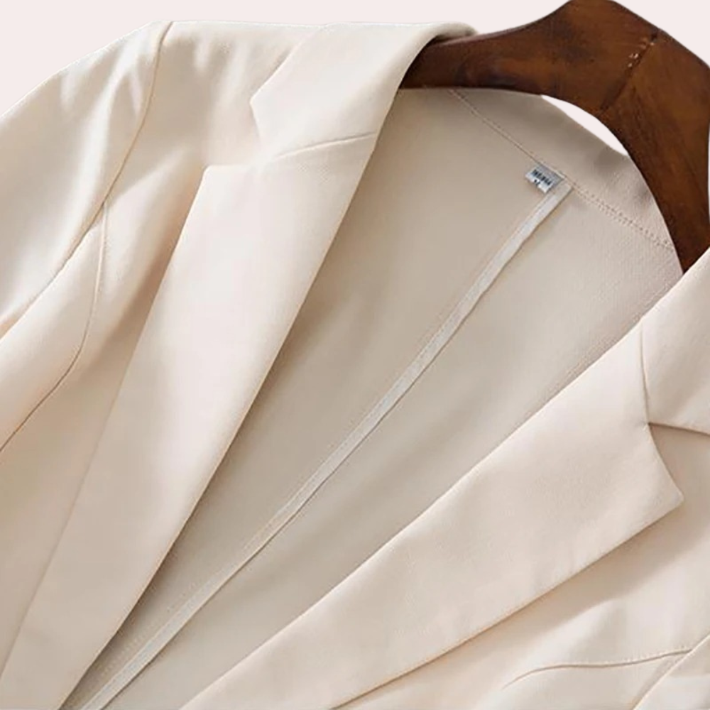 Matilda – damesblazer van linnen met elegante knoopsluiting