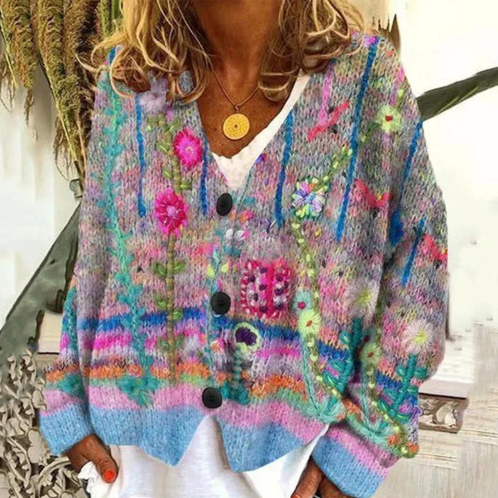 Justina – gebreide trui in kleurrijk flanelmotief met knoopsluiting
