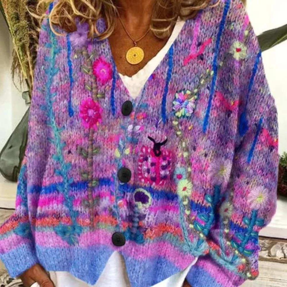 Justina – gebreide trui in kleurrijk flanelmotief met knoopsluiting