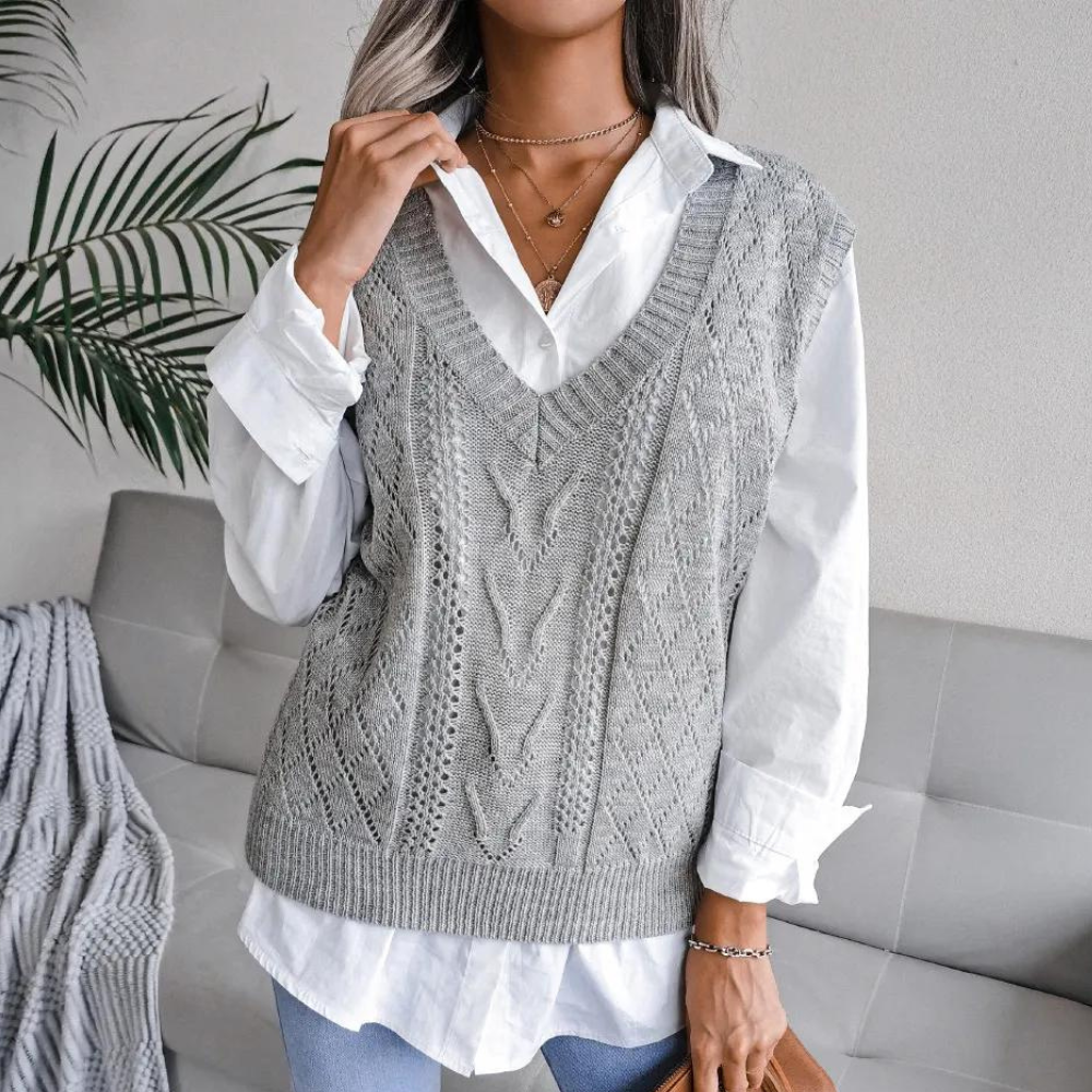Anna – mouwloos gebreid vest met v-hals en kabelpatroon