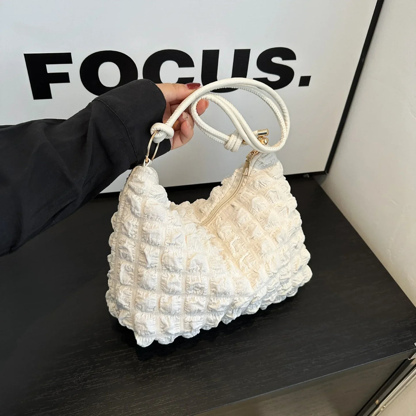 Elena – beige canvas tote met plooien en gewatteerde structuur