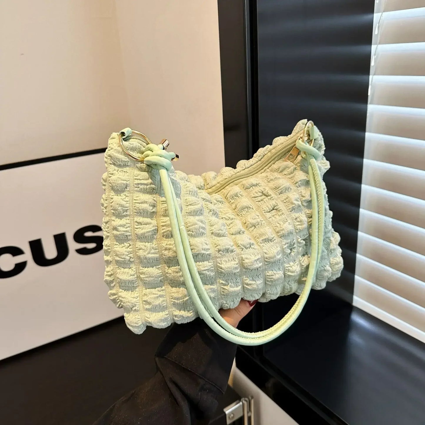 Elena – beige canvas tote met plooien en gewatteerde structuur