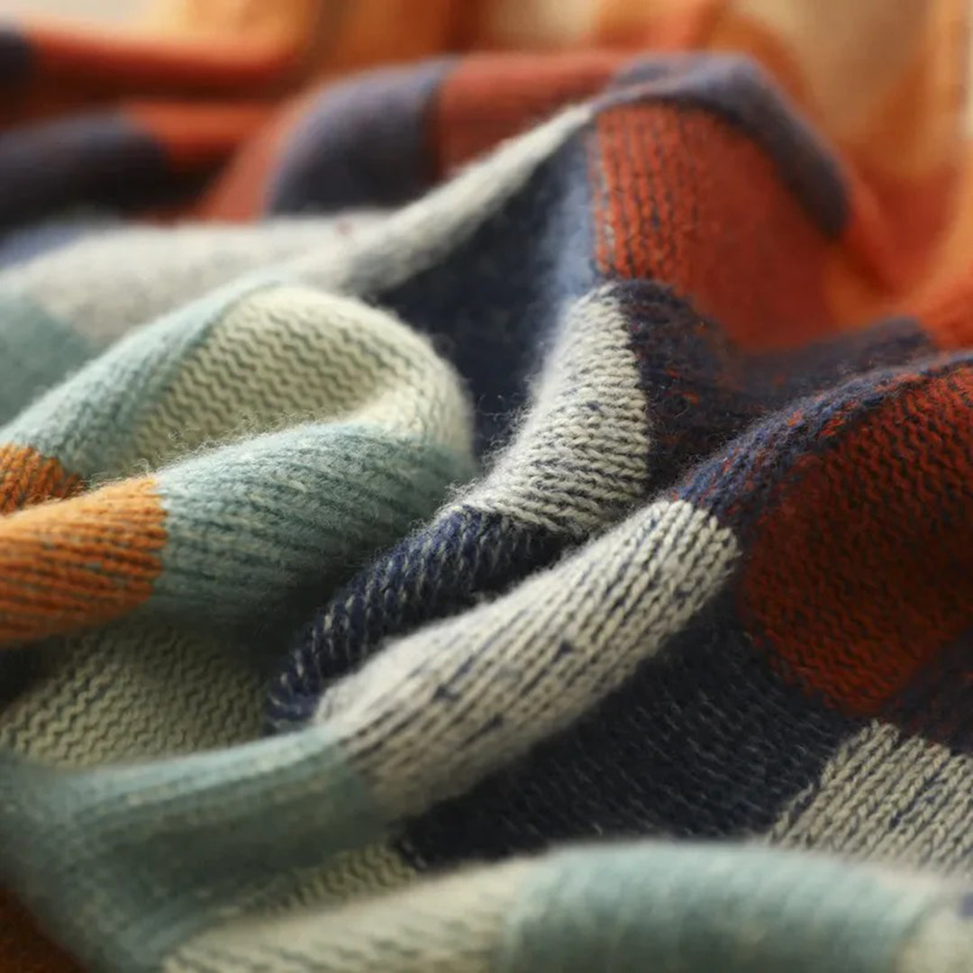 Noëlle – gebreide coltrui met patchworkstructuur en gemêleerde accenten