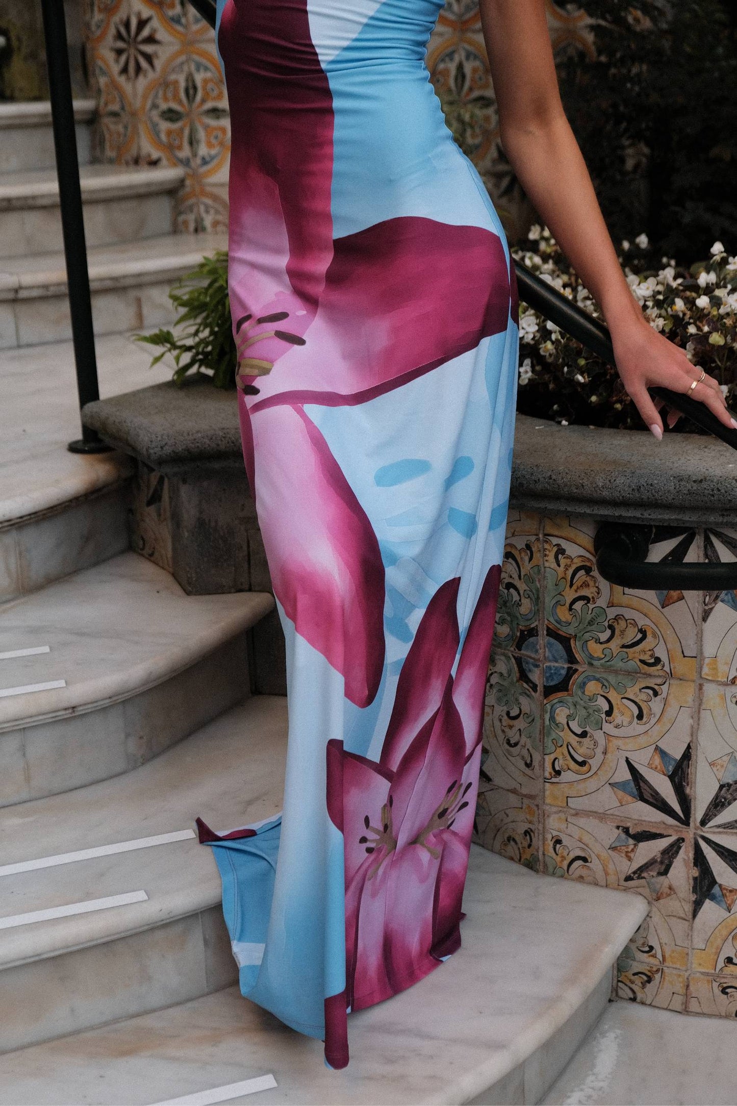 Eva – Lily-geïllustreerde slip jurk met geaccentueerde taille