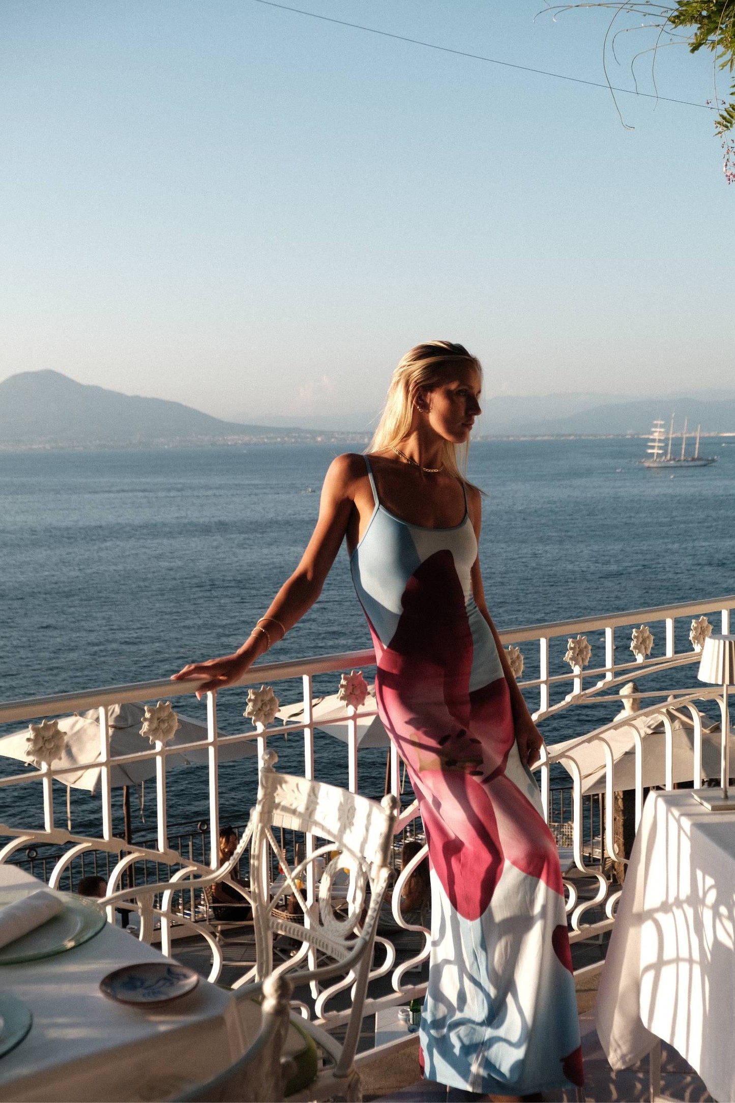 Eva – Lily-geïllustreerde slip jurk met geaccentueerde taille