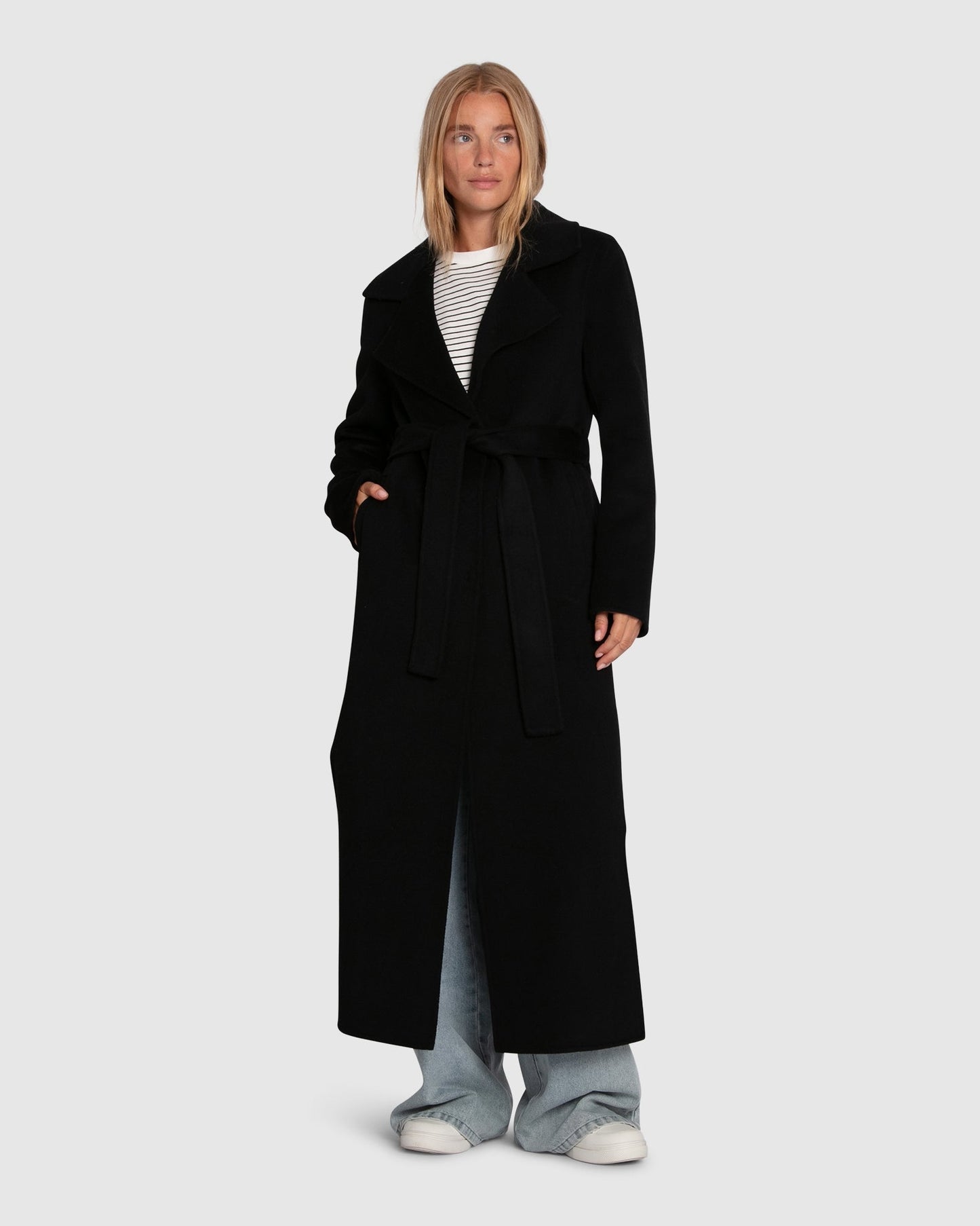 Patricia – lange zwarte trenchcoat met relaxte pasvorm