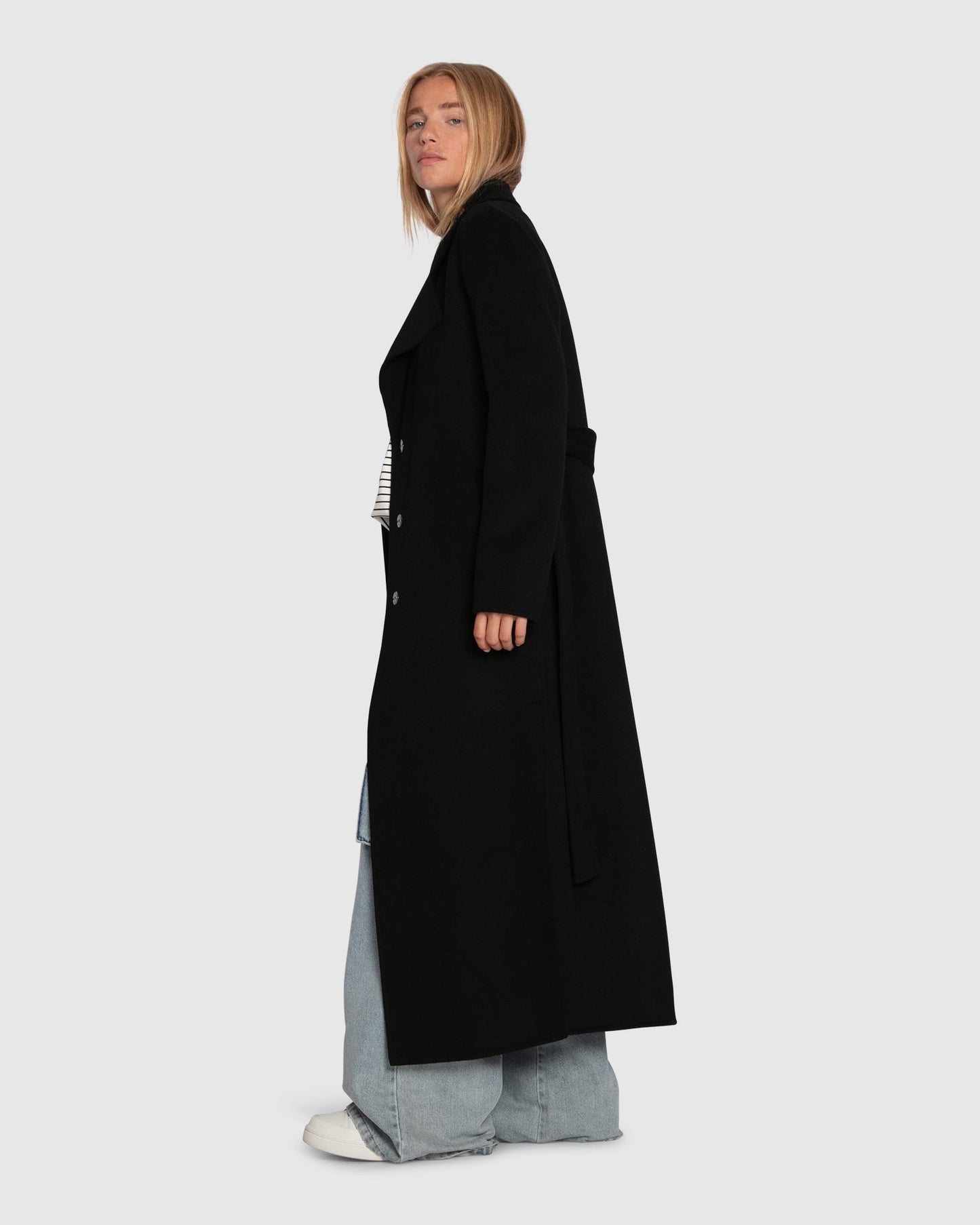 Patricia – lange zwarte trenchcoat met relaxte pasvorm