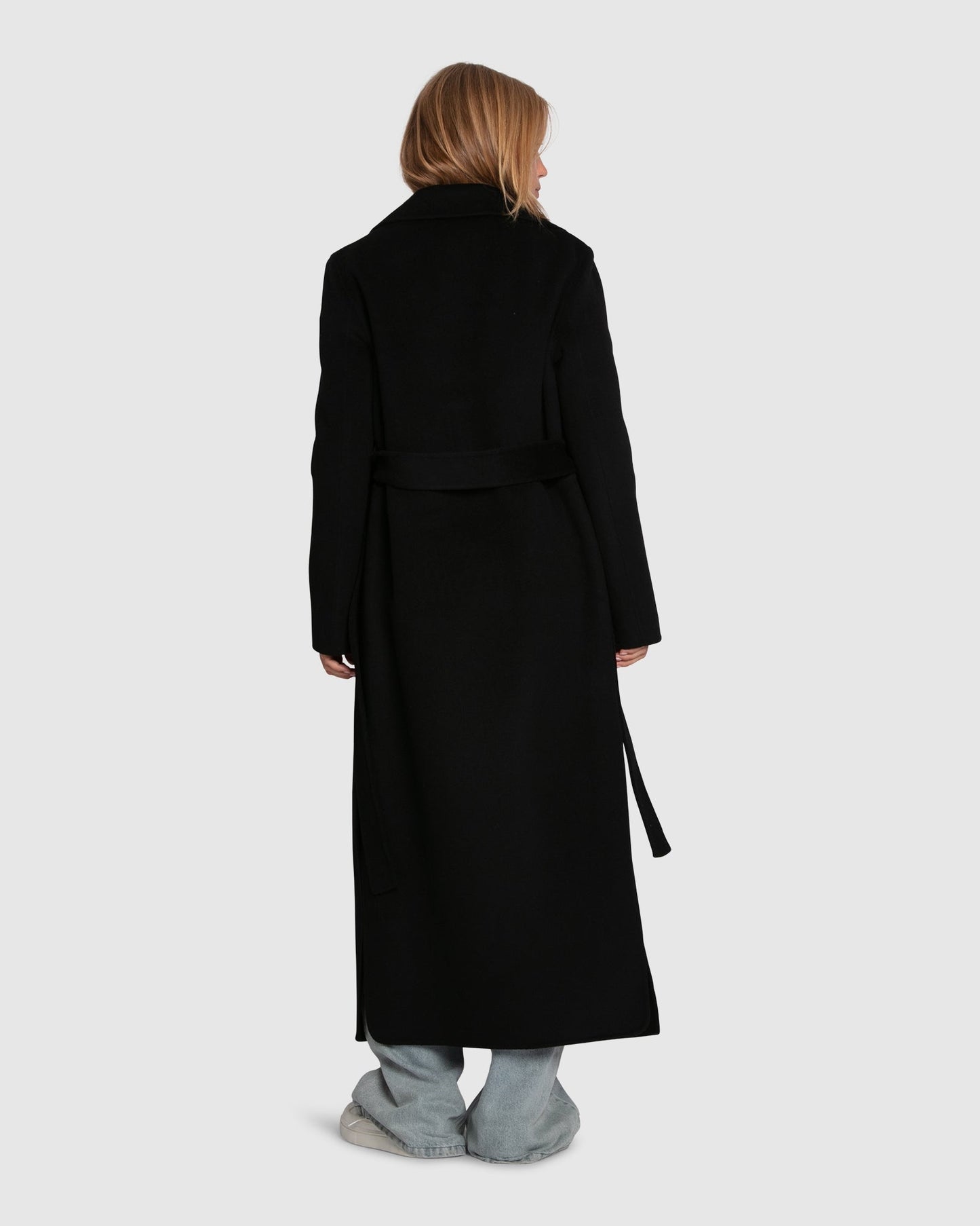 Patricia – lange zwarte trenchcoat met relaxte pasvorm