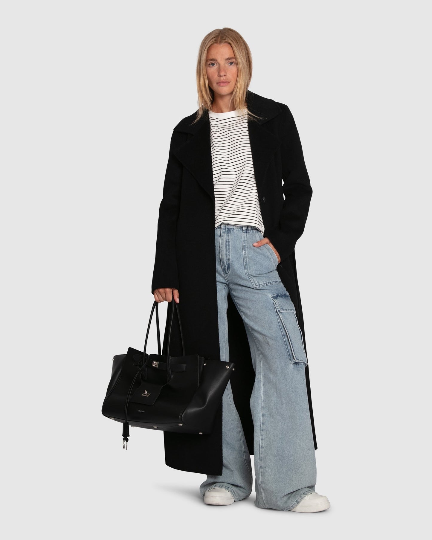 Patricia – lange zwarte trenchcoat met relaxte pasvorm