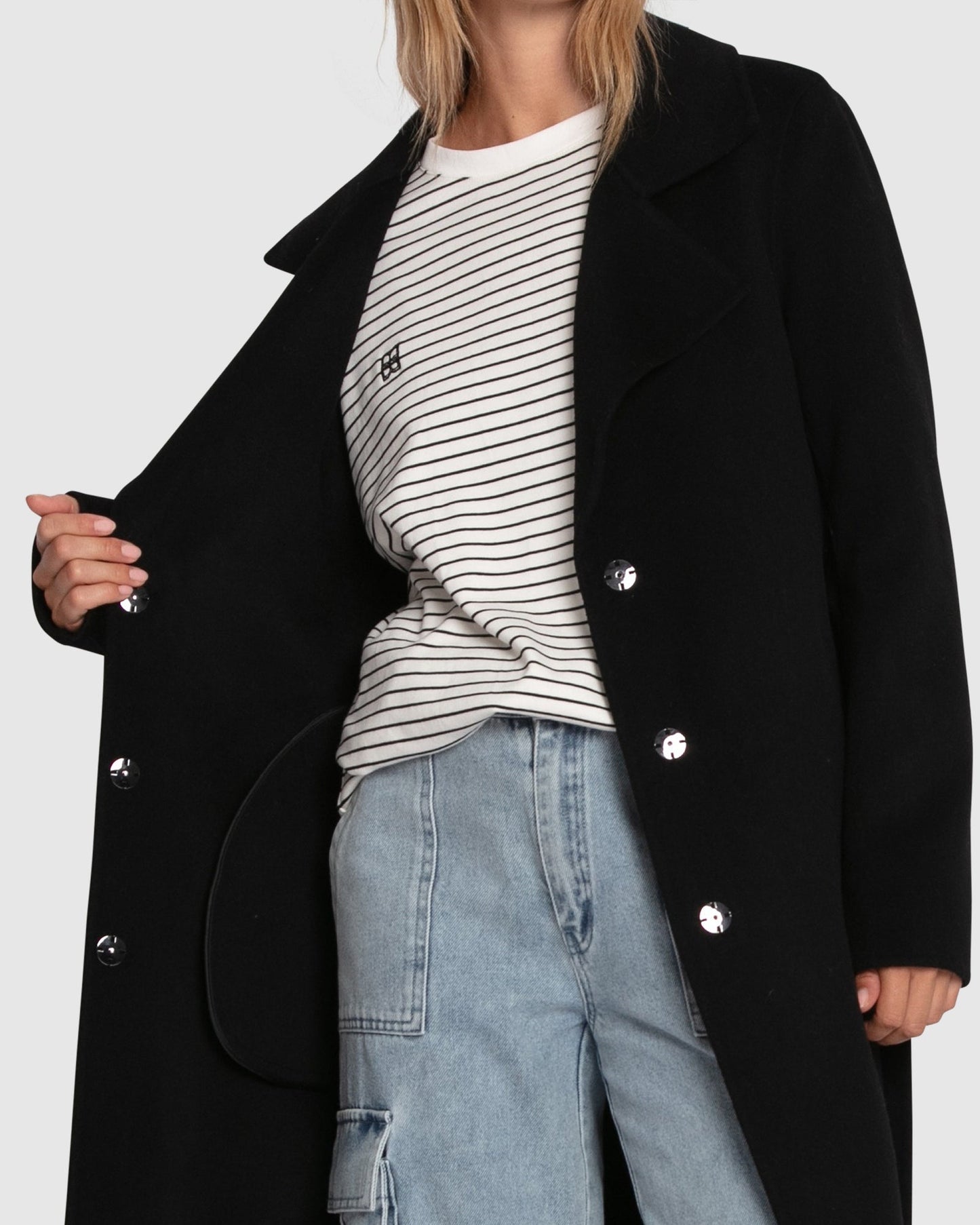 Patricia – lange zwarte trenchcoat met relaxte pasvorm