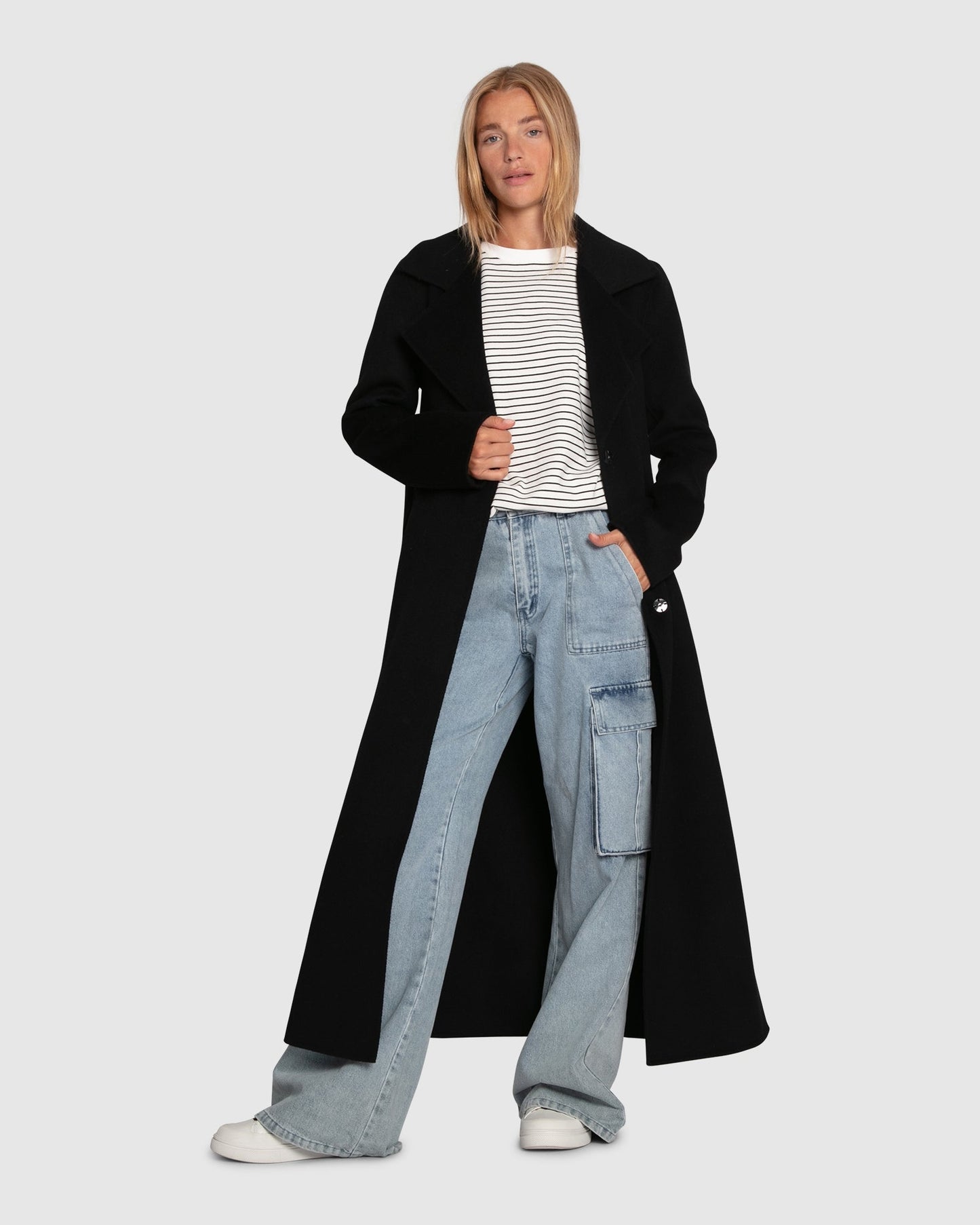Patricia – lange zwarte trenchcoat met relaxte pasvorm