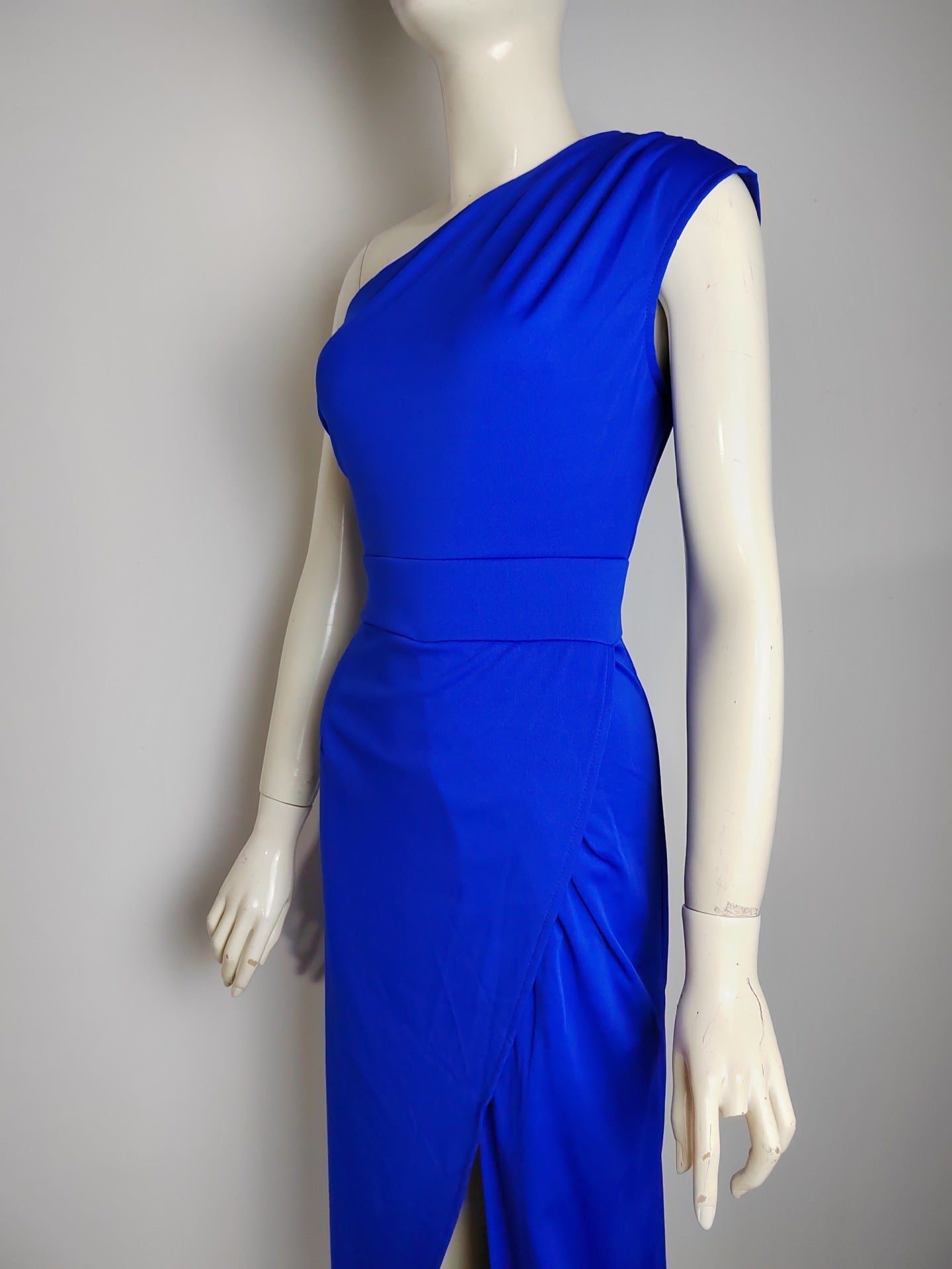 Alessia – Maxi Satijnen avondjurk met one-shoulder hoge split