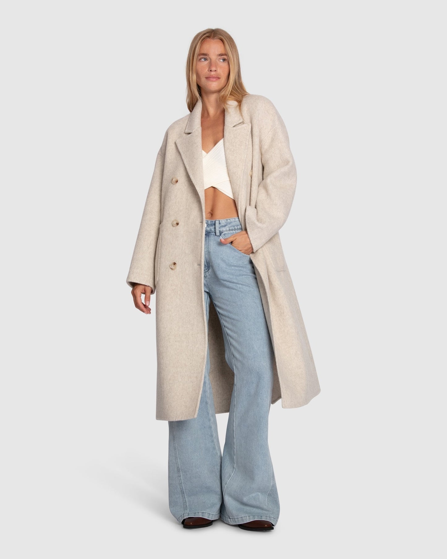 sandra – beige trenchcoat met ceintuur en klassieke knopen