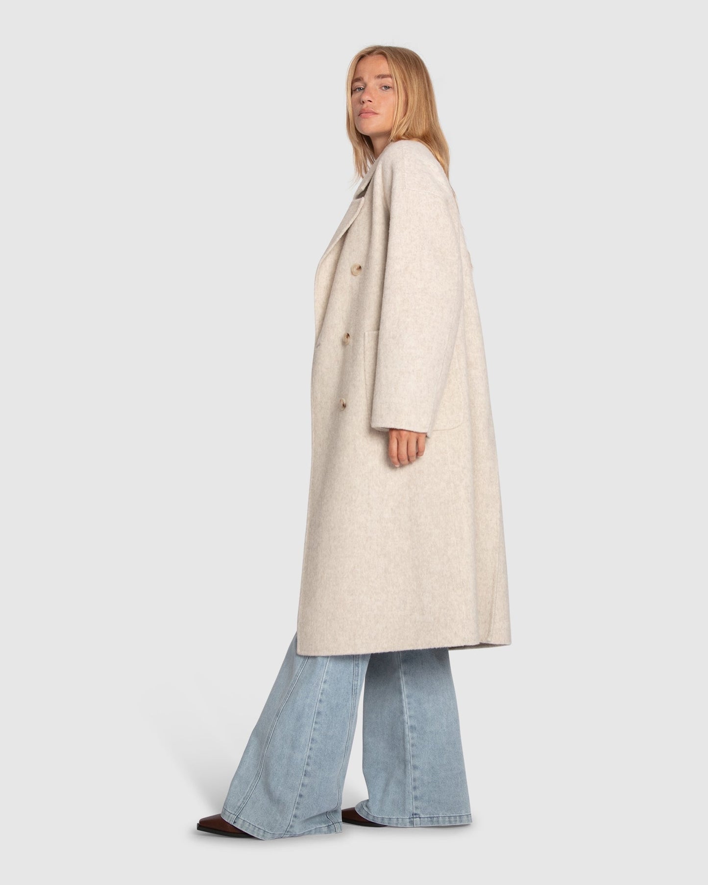 sandra – beige trenchcoat met ceintuur en klassieke knopen