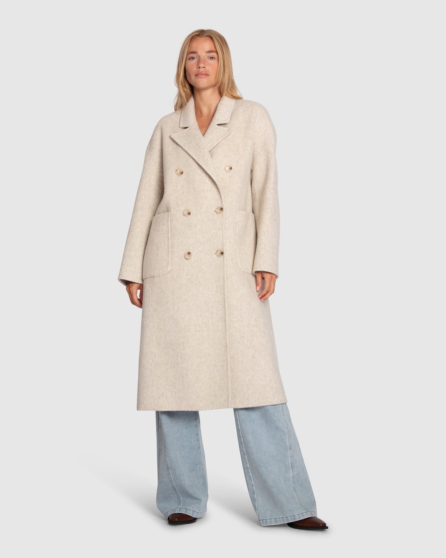 sandra – beige trenchcoat met ceintuur en klassieke knopen