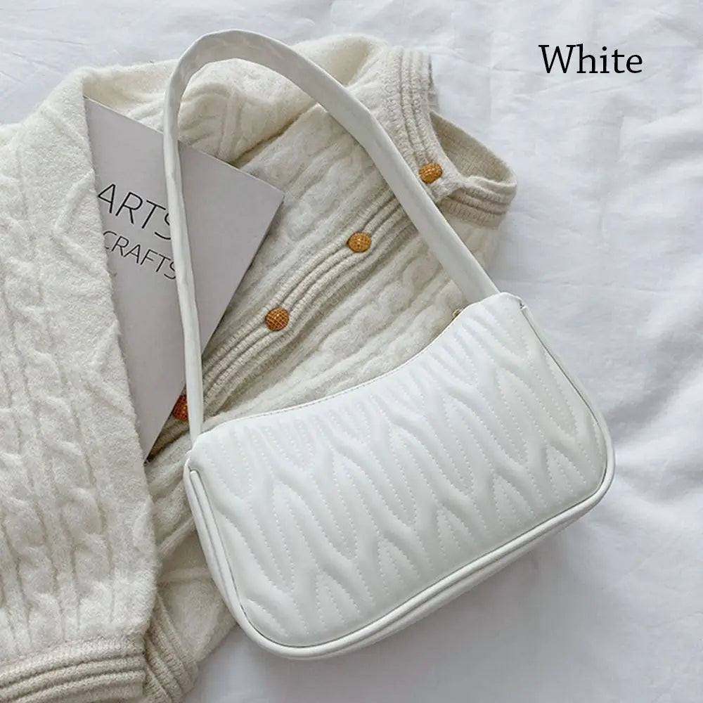 Mila – zwarte pu schoudertas met strak silhouet en verstelbare riem