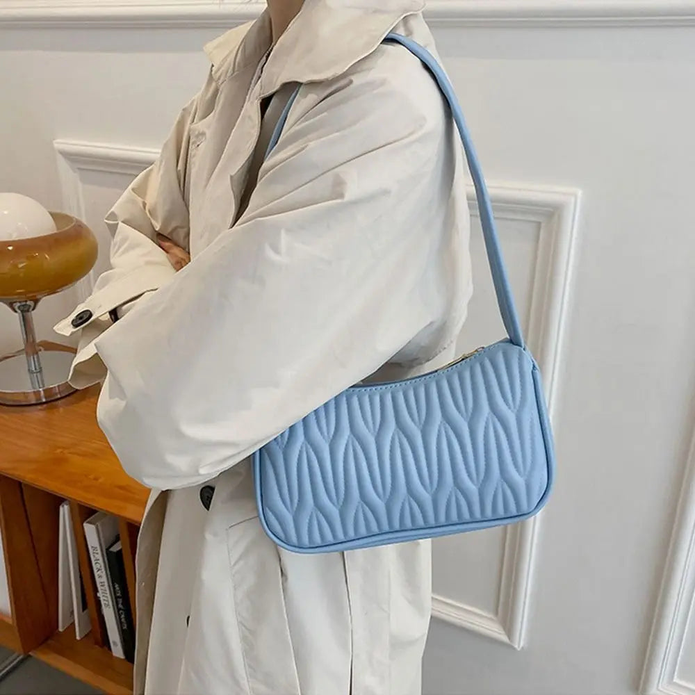 Mila – zwarte pu schoudertas met strak silhouet en verstelbare riem